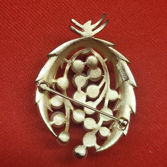 Vintage Trifari Gold Tone Faux Pearl Leaf Brooch Pin - Picture 3 of 10
